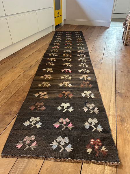 Stunning Vintage Runner